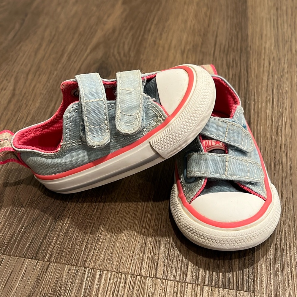 Converse Chuck Taylor All Star 2v Sneaker US size 3